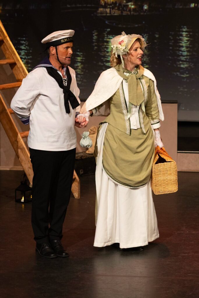 Sasha ter Mors als Ralph Rackstraw en Brigit Kolen als Josephine