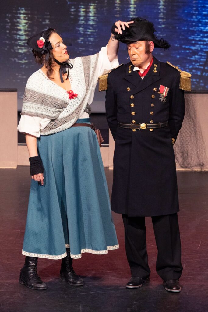 Eva Emmen als Little Buttercup en Sinan Vural als Kapitein Corcoran